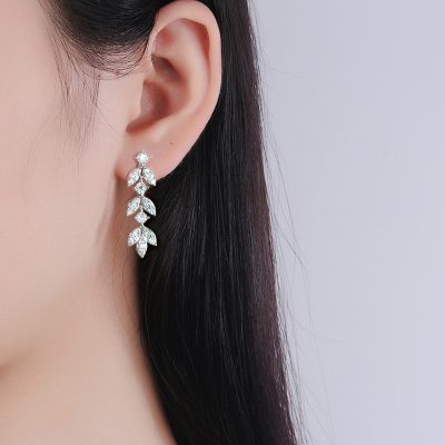 Bong-tai-bac-nu-dinh-kim-cuong-Moissanite-canh-va-la-Alyssa-LILI_160558_4-400x400